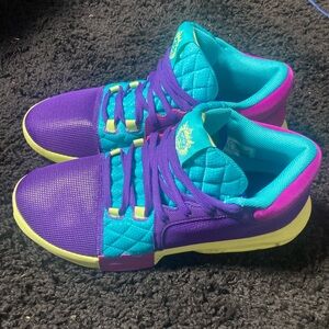 LeBron Witness 8 Men’s size 11 Sneakers